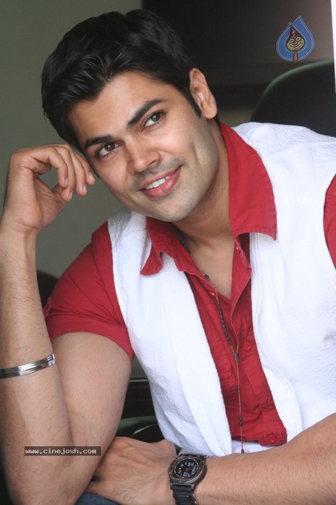 Ganesh Venkatraman Stills in Dhamarukam - 11 / 64 photos