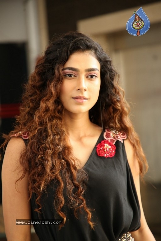 Aakanksha Singh Images - 11 / 14 photos