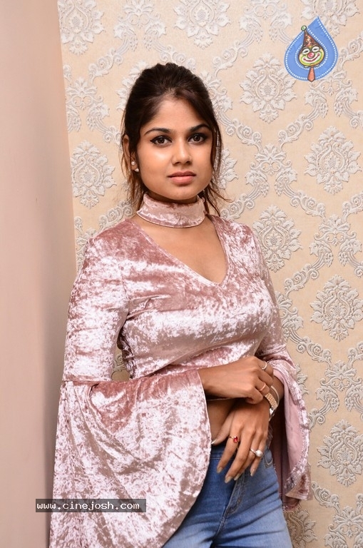 Aanya Images - 11 / 21 photos