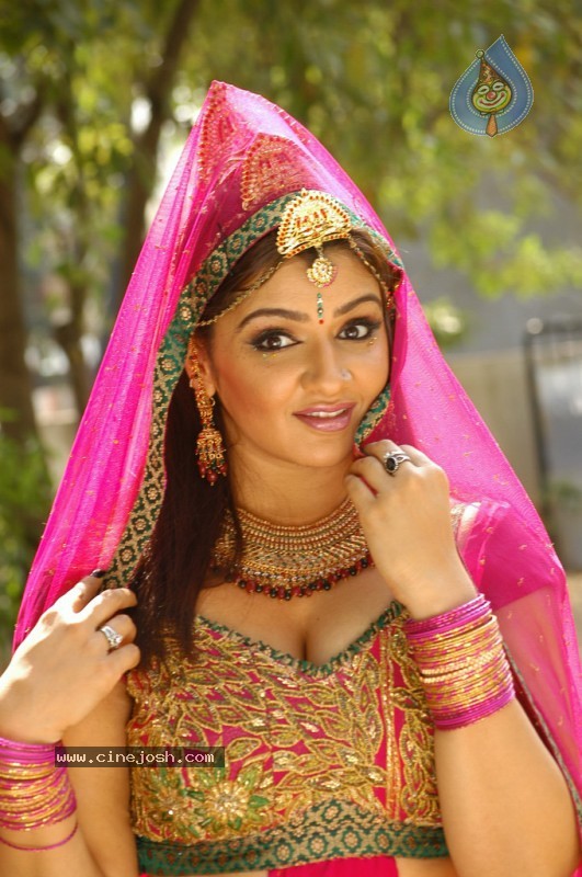 Aarthi Agarwal New Stills - 37 / 65 photos