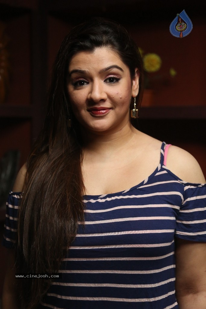 Aarthi Agarwal New Stills - 2 / 52 photos