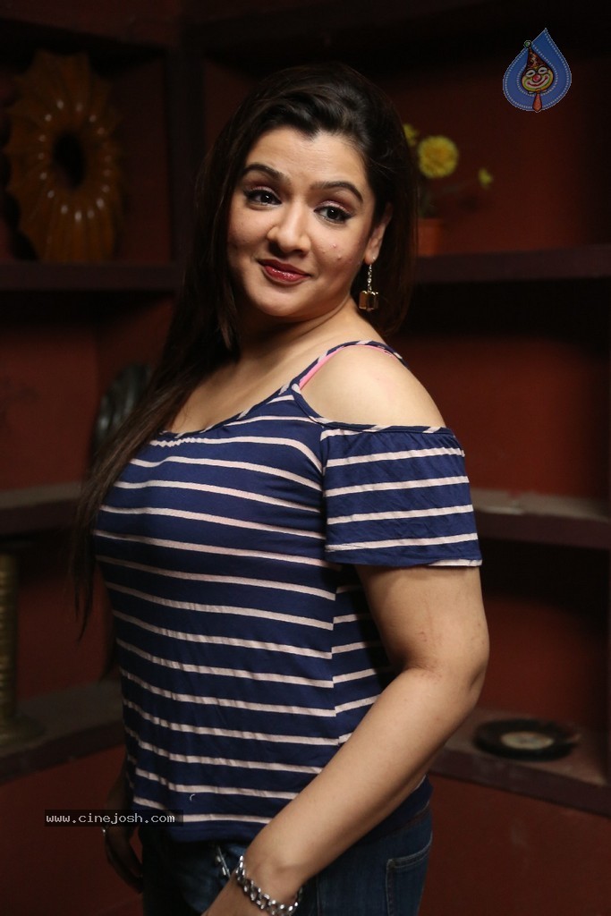 Aarthi Agarwal New Stills - 15 / 52 photos