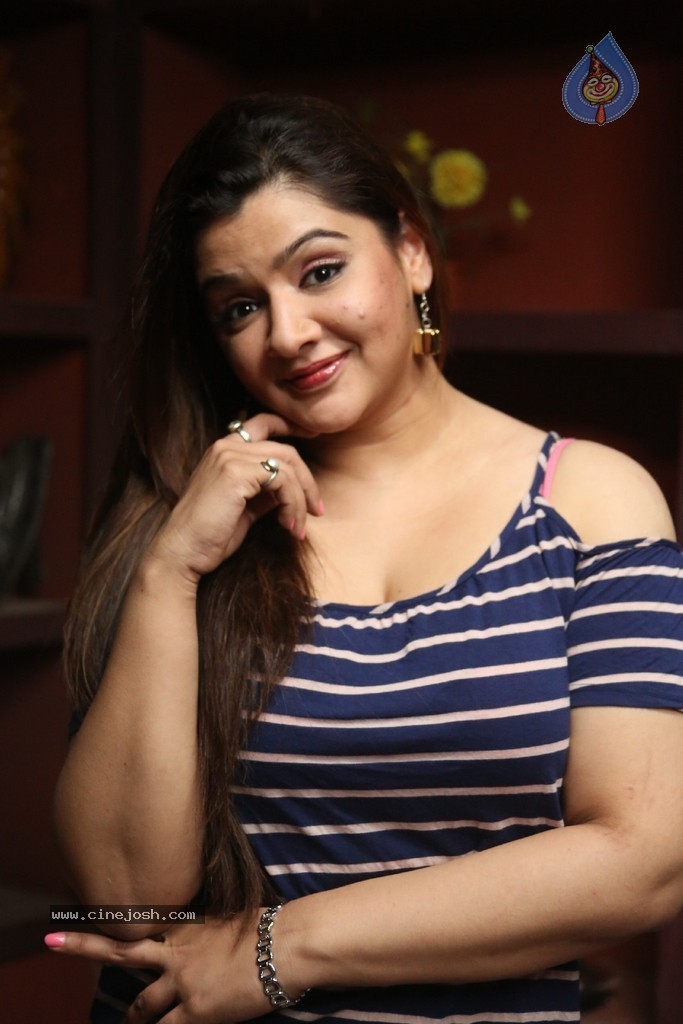 Aarthi Agarwal New Stills - 16 / 52 photos