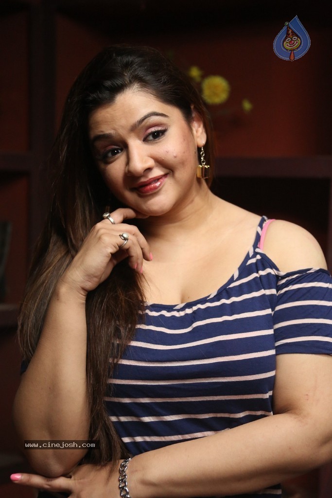 Aarthi Agarwal New Stills - 19 / 52 photos