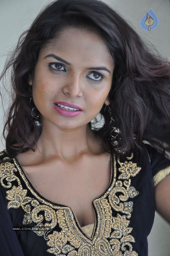 Aasha Stills - 15 / 57 photos