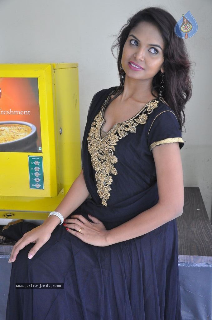 Aasha Stills - 20 / 57 photos