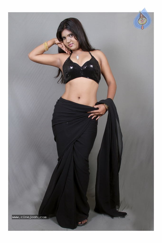 Aashi Hot Stills - 4 / 13 photos