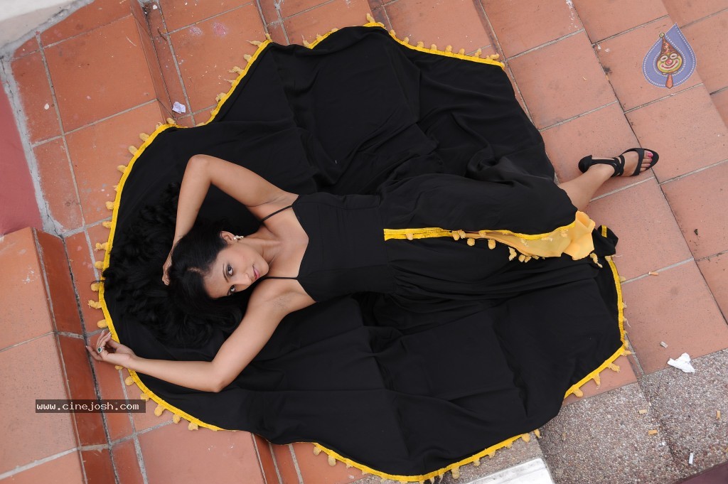 Aashika Hot Stills - 39 / 93 photos