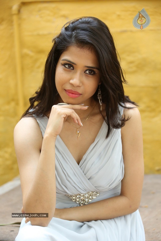 Abanthika Stills - 31 / 111 photos