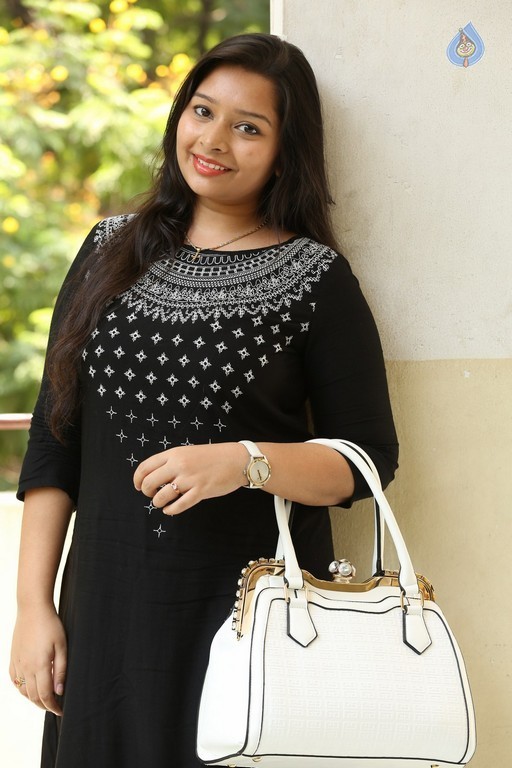 Abhinaya New Gallery - 4 / 27 photos