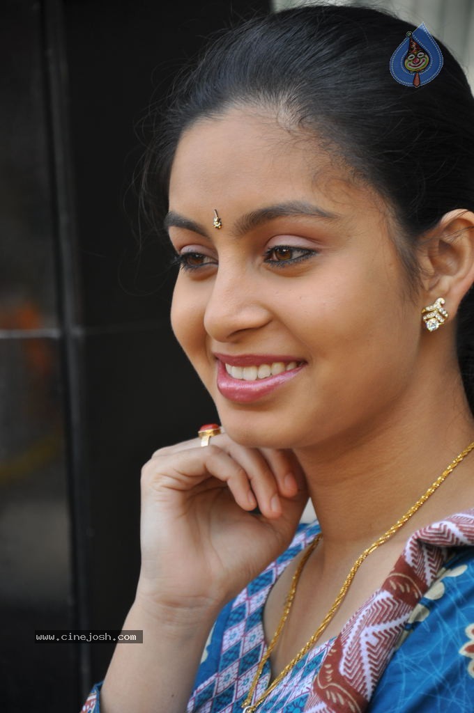Abhinaya Stills - 10 / 38 photos