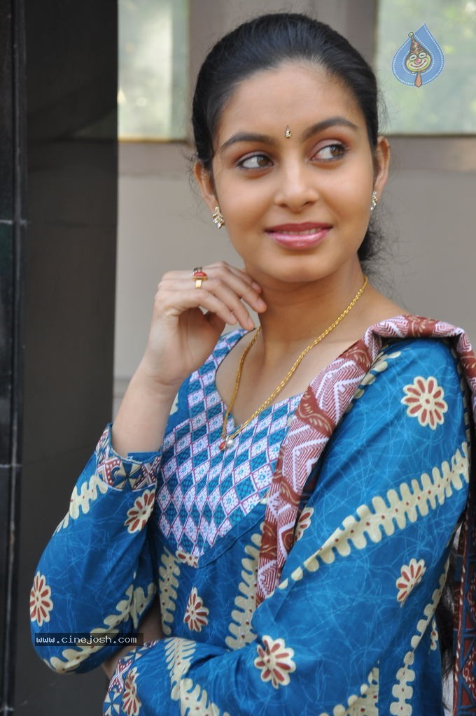Abhinaya Stills - 20 / 38 photos