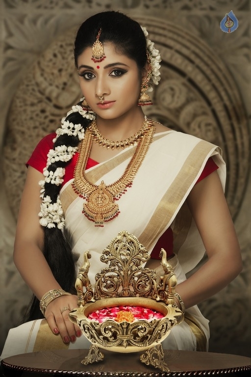 Actress Adhiti New Images - 4 / 5 photos