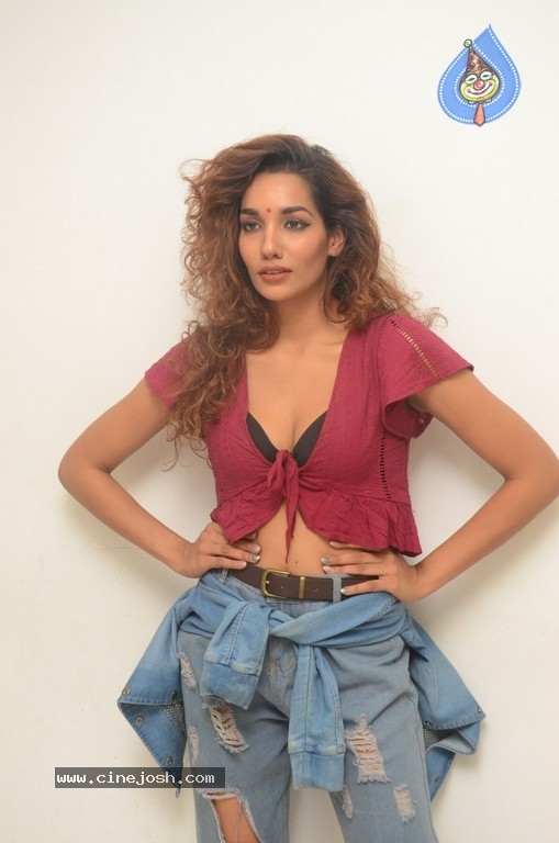 Actress Aditi Tiwari Pics - 2 / 15 photos