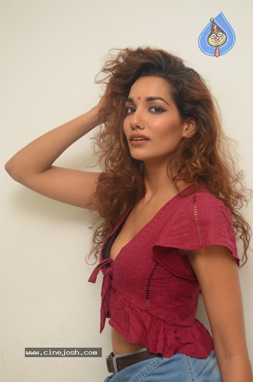 Actress Aditi Tiwari Pics - 4 / 15 photos