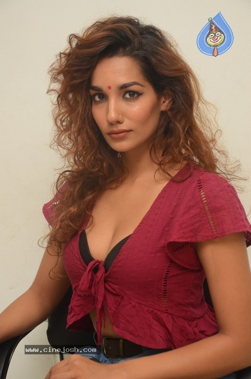 Actress Aditi Tiwari Pics - 5 / 15 photos