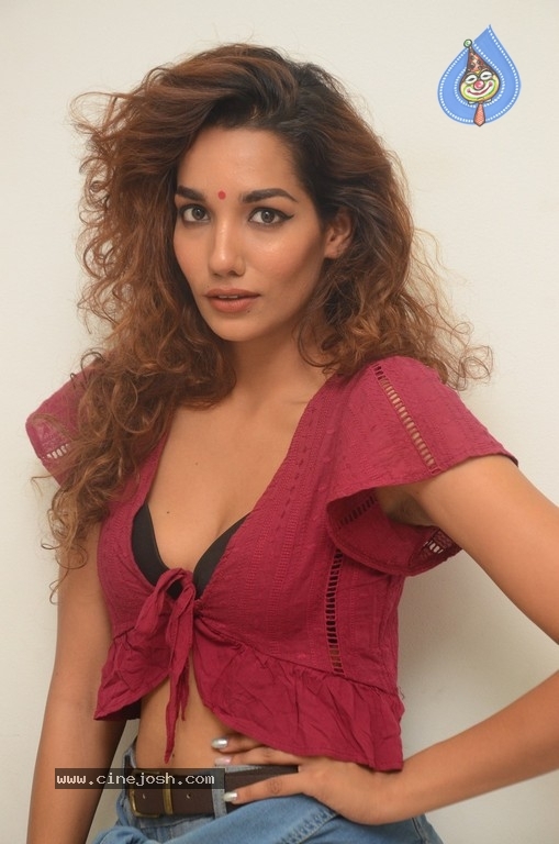 Actress Aditi Tiwari Pics - 8 / 15 photos