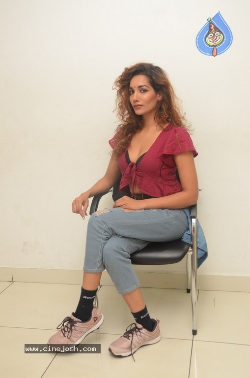 Actress Aditi Tiwari Pics - 9 / 15 photos