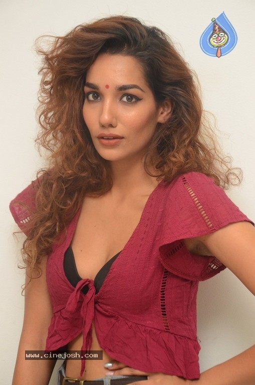 Actress Aditi Tiwari Pics - 10 / 15 photos