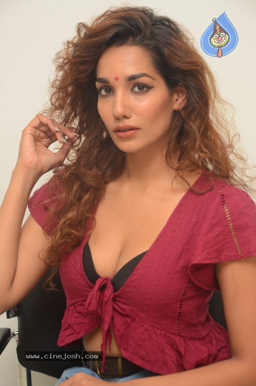 Actress Aditi Tiwari Pics - 11 / 15 photos