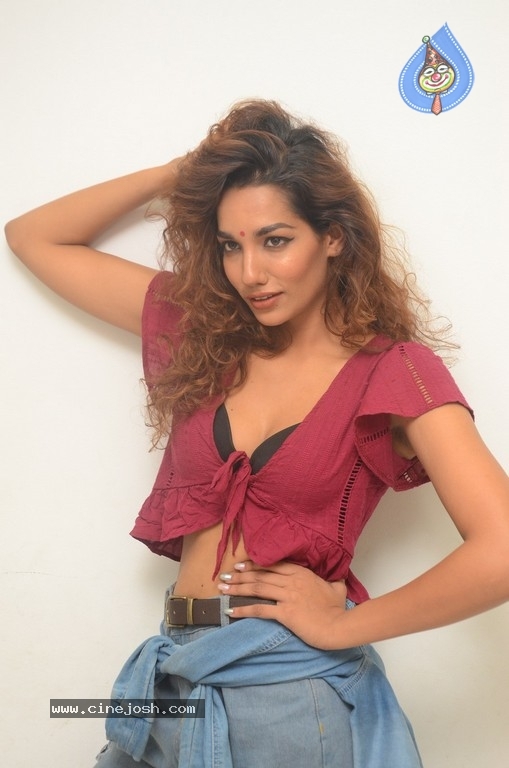 Actress Aditi Tiwari Pics - 12 / 15 photos