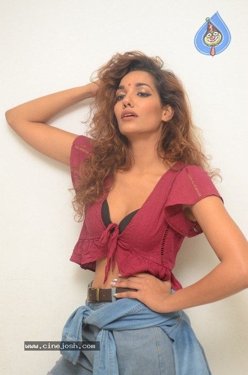 Actress Aditi Tiwari Pics - 13 / 15 photos