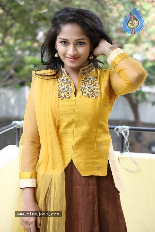 Actress Ambika Photos - 10 / 21 photos