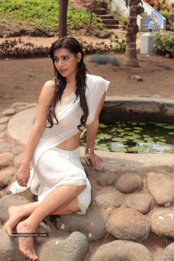Actress Anjana Hot Photoshoot - 13 / 20 photos