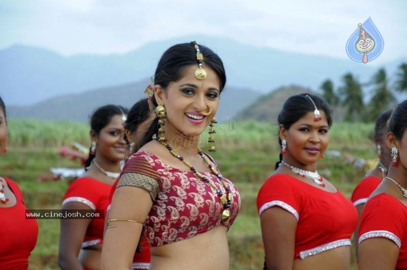 Anushka Spicy Stills - 16 / 32 photos