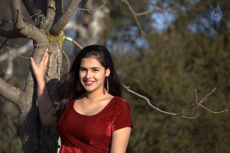 Actress Divi Prasanna Photos - 12 / 21 photos