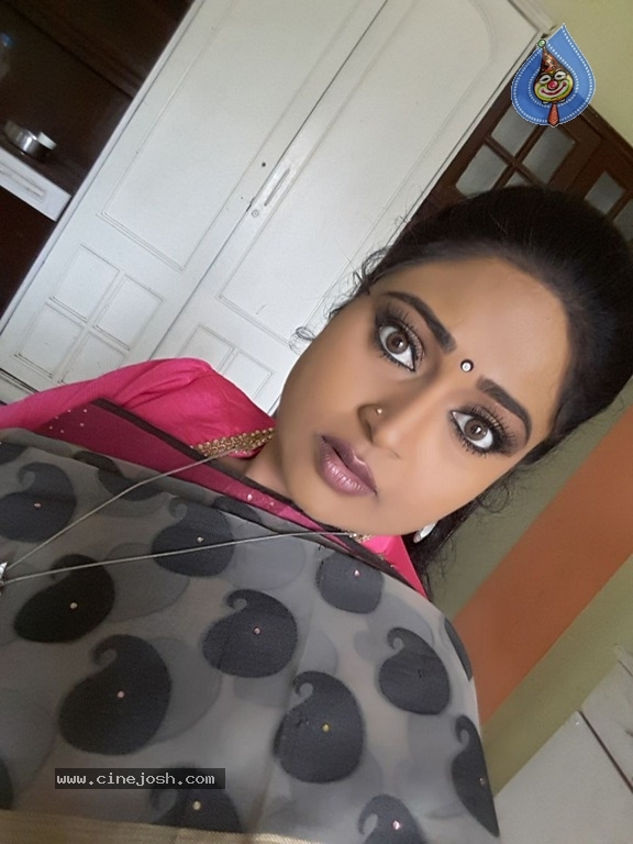 Actress Divya Vani Latest Pics - 4 / 13 photos