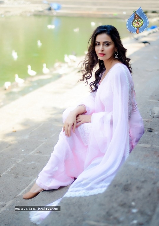 Actress Meenakshi Dixit Stills - 4 / 13 photos