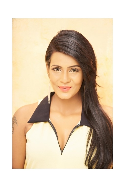 Actress Meera Mithun Pictures - 5 / 26 photos