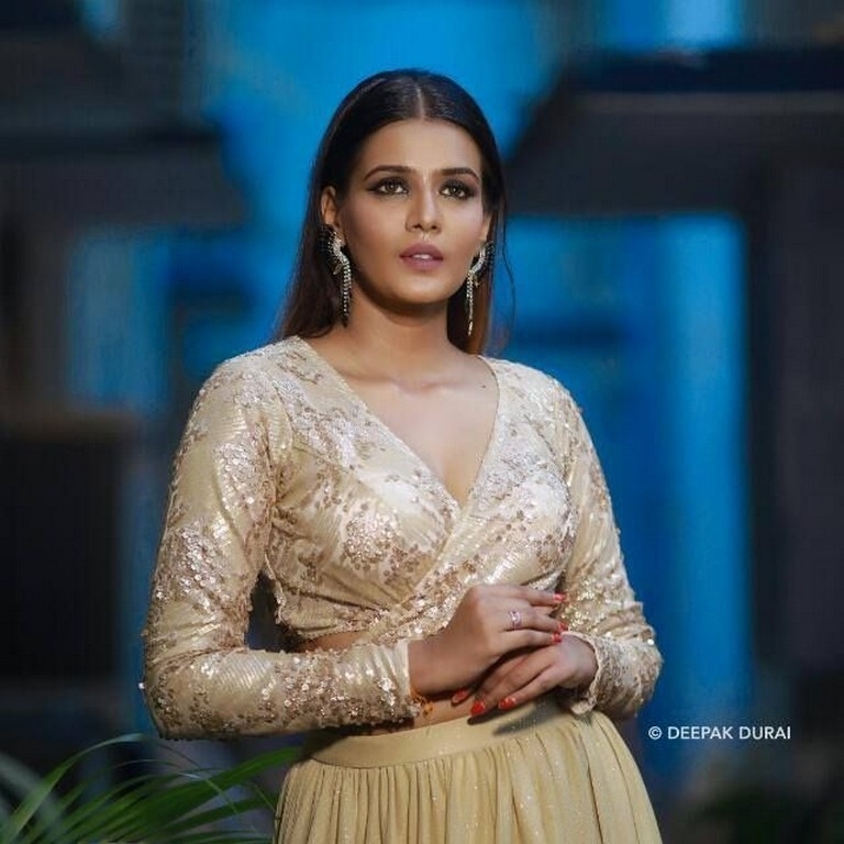 Actress Meera Mithun Pictures - 16 / 26 photos