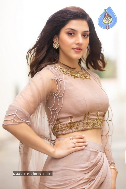 Actress Mehreen Stills - 2 / 5 photos