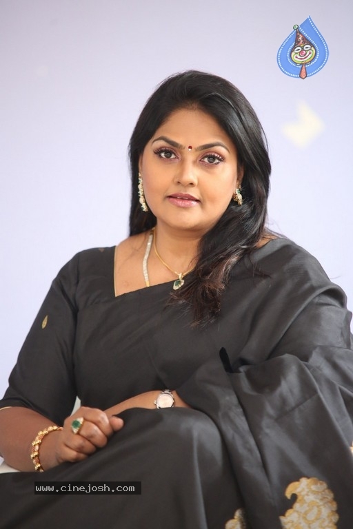 Actress Nirosha Pics - 5 / 21 photos