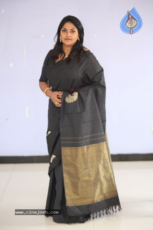 Actress Nirosha Pics - 18 / 21 photos