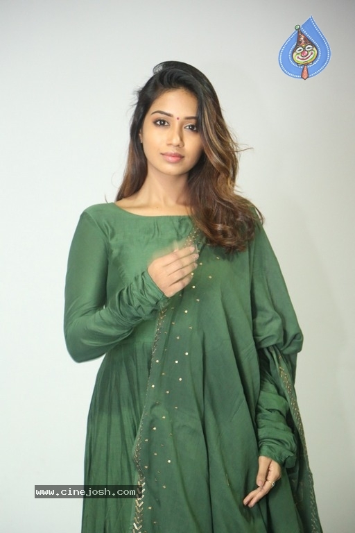 Actress Nivetha Pethuraj Gallery - 12 / 15 photos