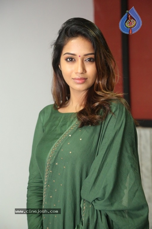 Actress Nivetha Pethuraj Gallery - 14 / 15 photos