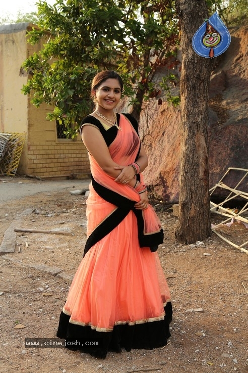  Actress Noorin stills - 2 / 20 photos