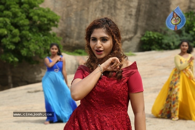  Actress Noorin stills - 8 / 20 photos