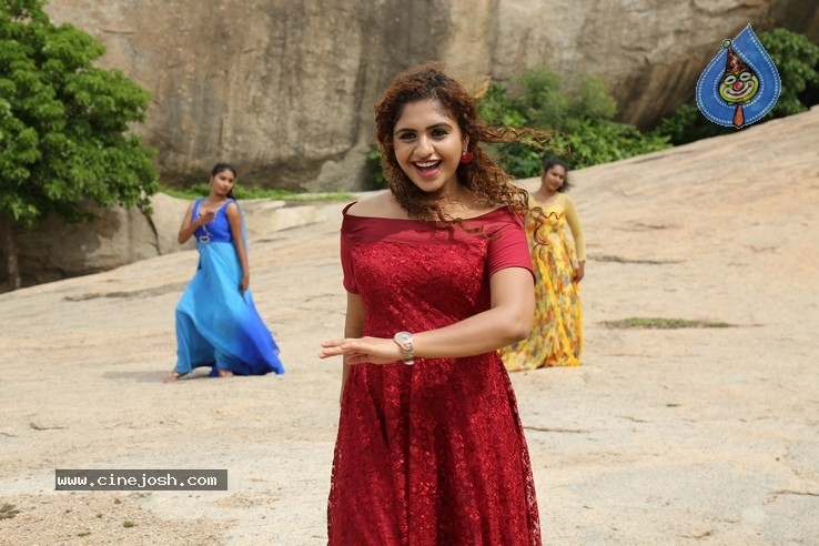  Actress Noorin stills - 17 / 20 photos