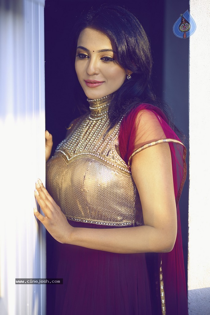 Actress Parvathy Nair Stills - 5 / 21 photos
