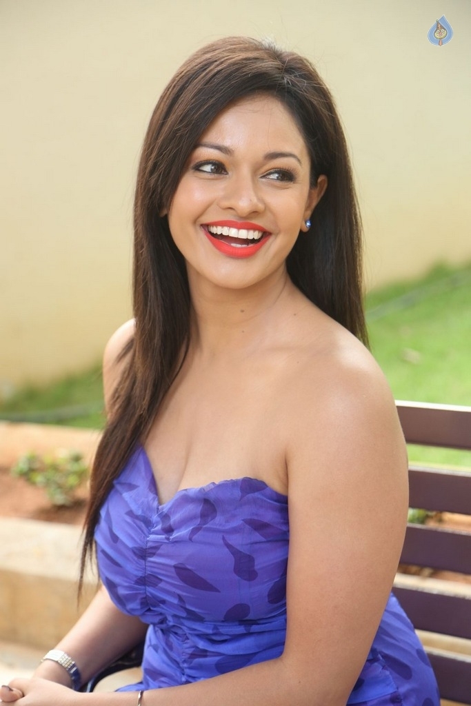Actress Pooja Kumar Photos - 13 / 18 photos