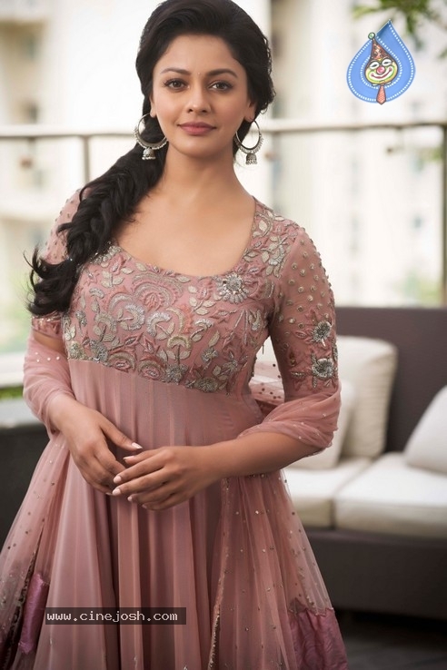 Actress Pooja Kumar Stills - 1 / 4 photos