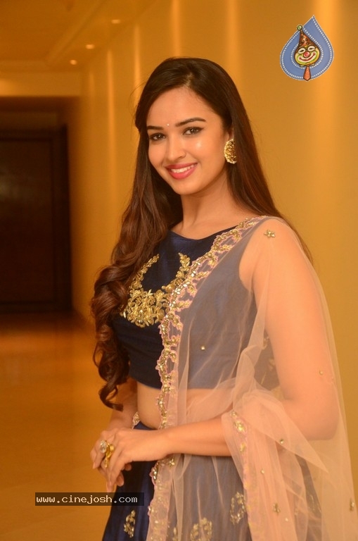 Actress Pujita Ponnada Photos - 4 / 21 photos