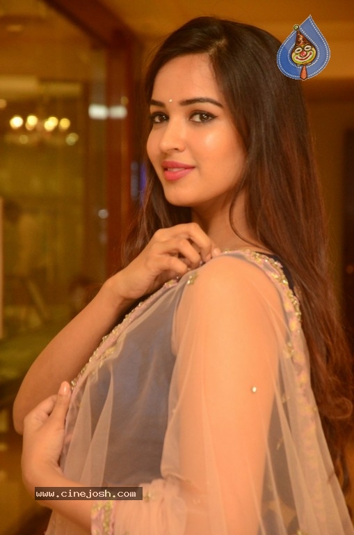 Actress Pujita Ponnada Photos - 8 / 21 photos