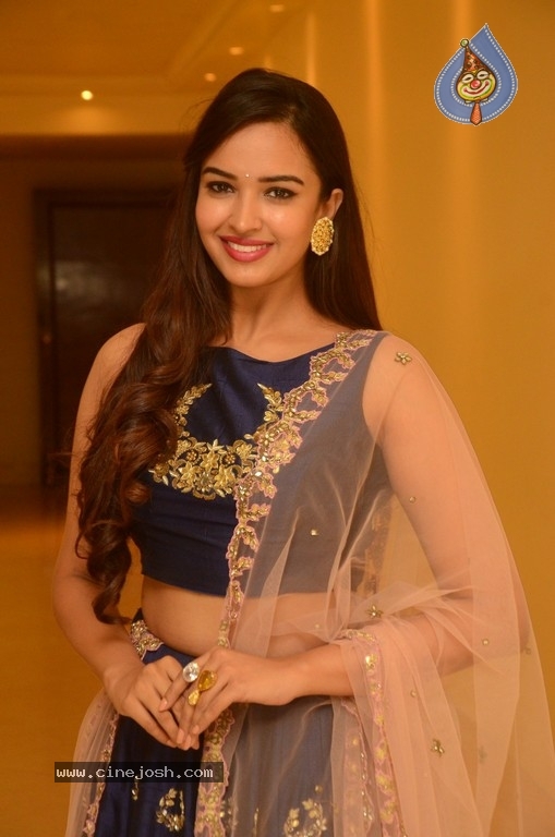 Actress Pujita Ponnada Photos - 16 / 21 photos