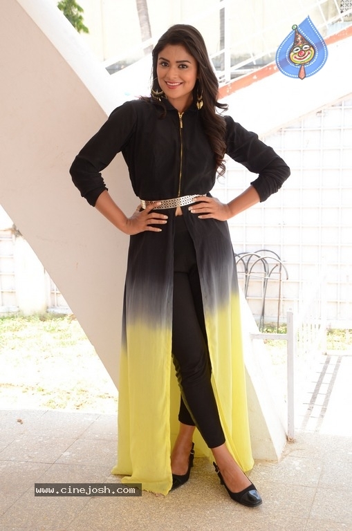 Actress Priyanka Sarma Photos - 22 / 28 photos