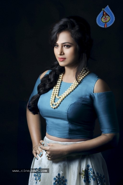 Actress Ramya Pandian Photoshoot - 1 / 6 photos